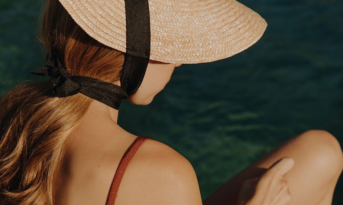Un método supereficaz para cuidar de tu pelo en verano es cubrirlo para protegerlo de los rayos de sol.